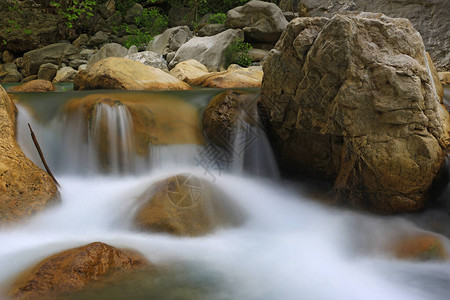 山河小瀑布的美景图片