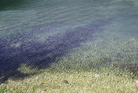 海水清澈海底鹅卵石图片