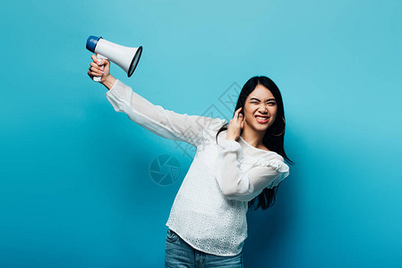 蓝色背景的深褐色亚洲女人图片