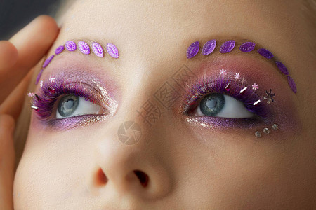 有紫色妆容的女眼睛美丽的图片