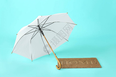 彩色背景上的时尚雨伞和门垫图片