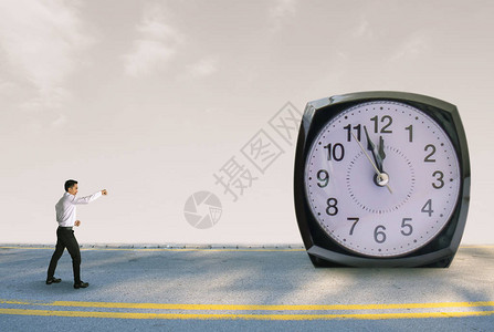 模糊背景上的时钟和管理器时间图片