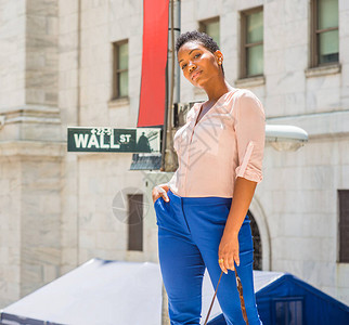 在纽约市旅行的年轻非洲裔美国女图片