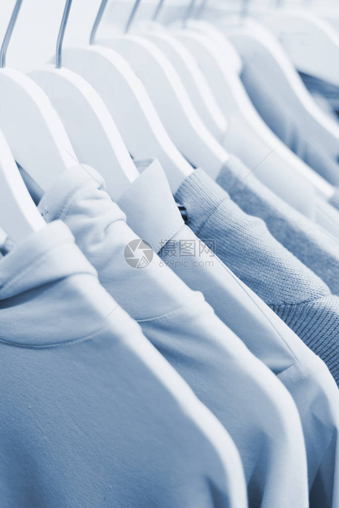 2020年颜色的衣架和商店橱窗上的衣服高领衫T恤毛衣经图片