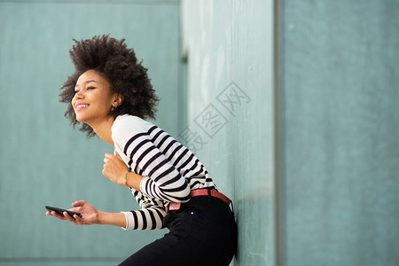 侧面肖像快乐的非洲年轻美国女仰靠图片