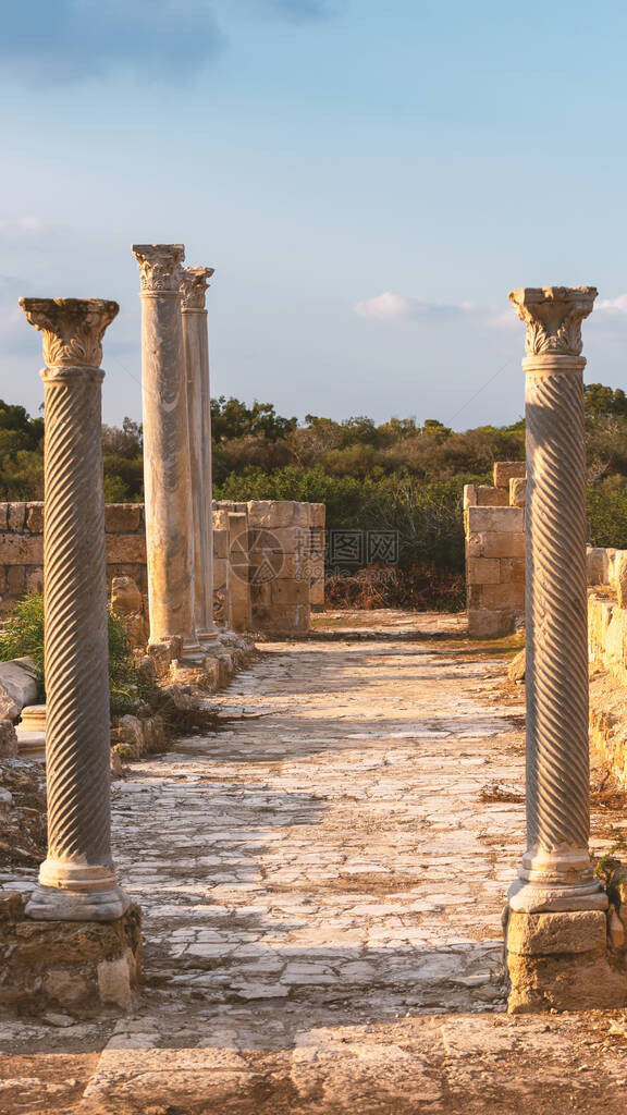 古城萨拉米斯的废墟在日落的图片