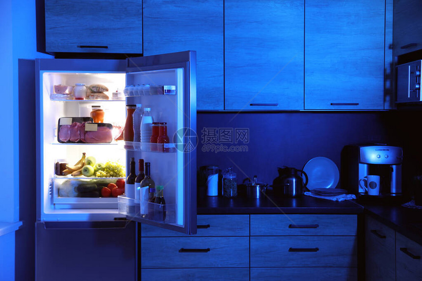 夜间厨房开放式冰箱图片