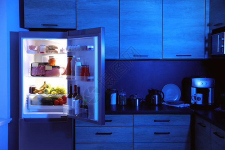 夜间厨房开放式冰箱图片