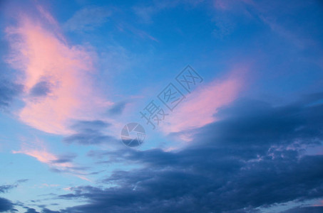 日落天空中美丽明亮的粉红图片