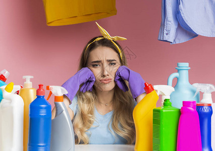无聊的家务工作概念女人很悲哀图片