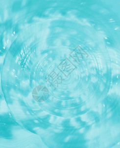 以冰蓝色颜背景垂直图像为背景的国王HelmetConch海壳封图片