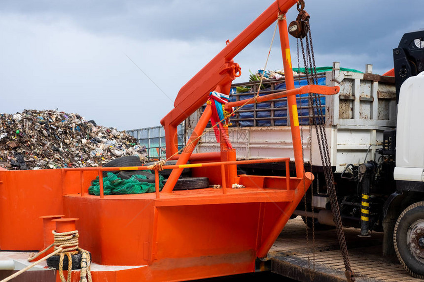 从泰国海滩收集垃圾的船图片