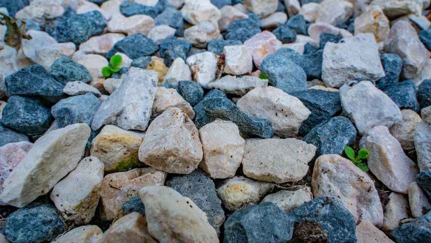 石头背景蓝色砾石花岗岩质地石板路细小的鹅卵石建材石头的质地图片