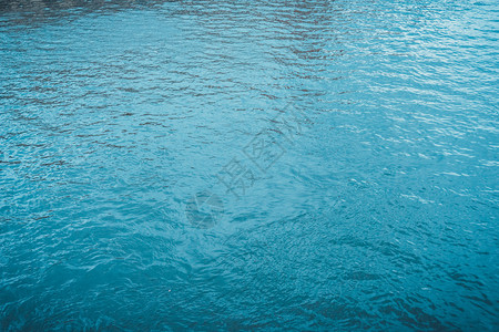 施普雷河变黑蓝的水图片