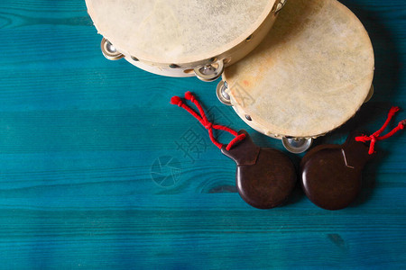 兽皮手鼓等传统乐器的复古风格艺术形象图片