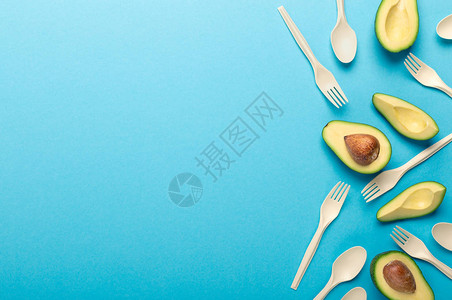Avocado和蓝底可支配餐具复制空间的拼接和复制版图片
