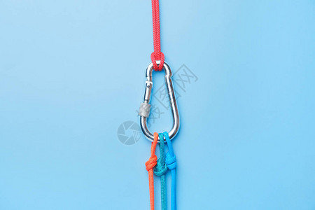 彩色背景上带龙虾扣的绳索图片