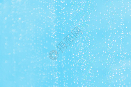 带有水滴图案的蓝色水模糊背景图片