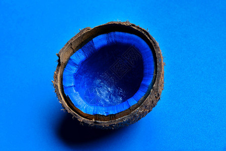 彩色背景上的蓝色椰子图片