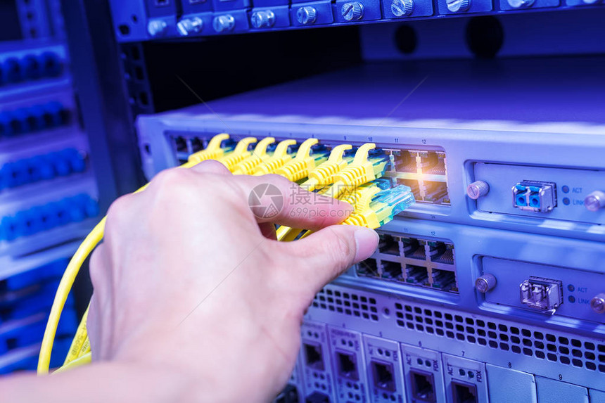 与服务器连接的网络电缆图片