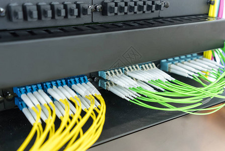 光缆连接到网络交换机的卡接口图片