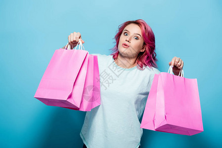 粉色头发的女人拿着购物袋图片