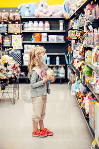 超市里戴口罩的小女孩背景图片