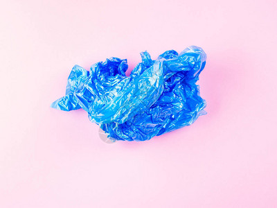 粉红背景的碎屑蓝色塑料垃圾袋回收无塑料图片
