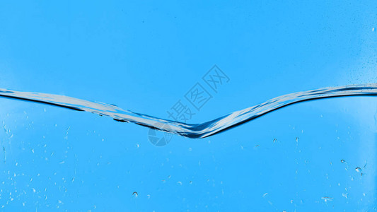 蓝色背景上带有水滴的波浪状透明水图片