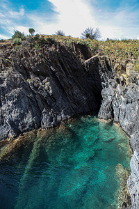 地中海的岩石海岸透明的清澈水图片