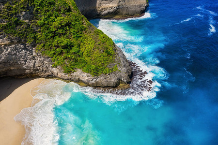 从顶视图以岩石为背景的海岸从顶视图的蓝色水背景从空气的夏天海景巴厘岛图片