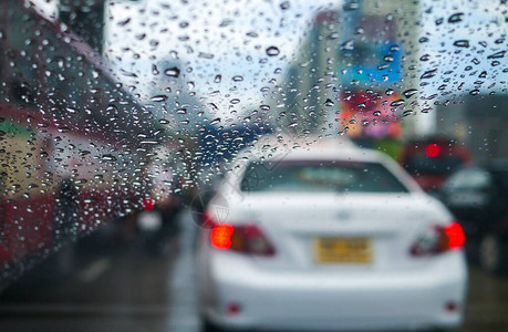 水滴背景窗户上的雨滴图片