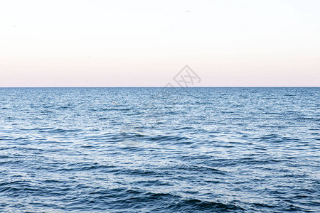 美丽的蓝海透明的水背景和质地和家人一起图片
