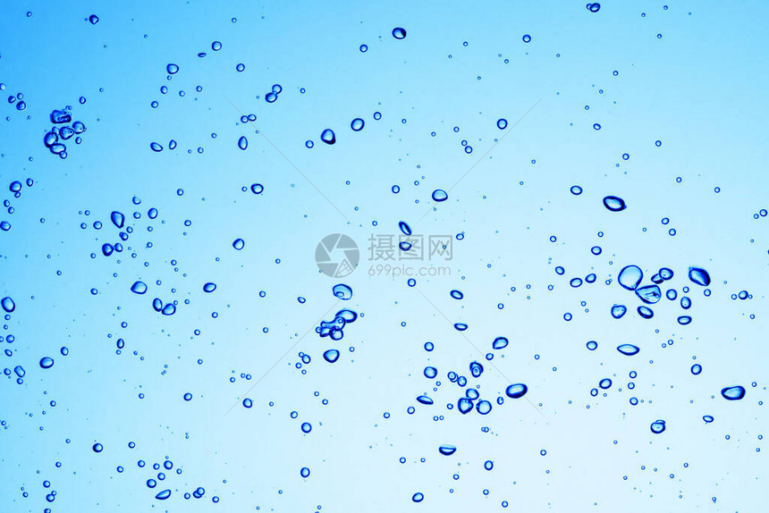 蓝色水背景或纹理下的气泡图片