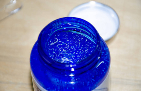白种背景的蓝色罐子脸部血清朝鲜用于醋毛孔脂肪和图片
