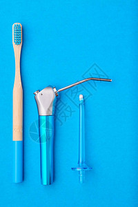 蓝底顶视镜上的牙刷和口腔护理工具复制了平板空间牙科护理牙科卫图片