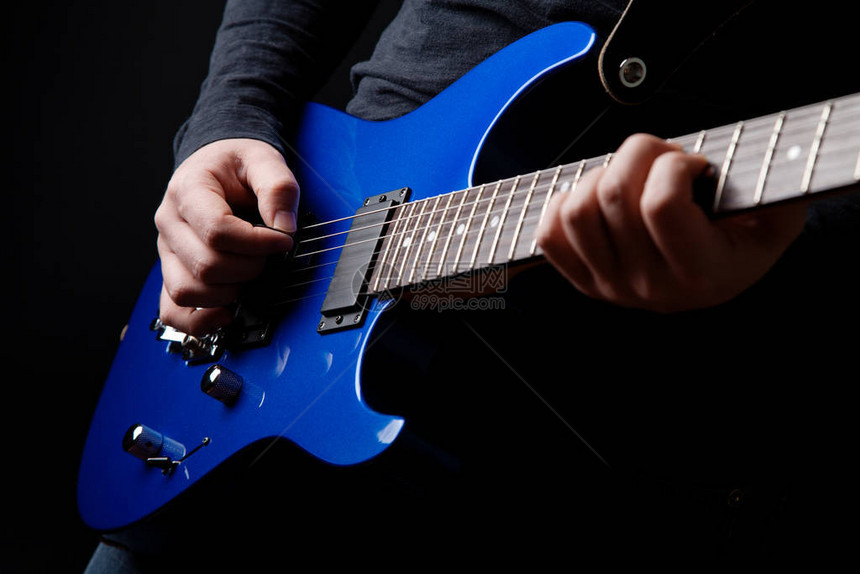 演奏蓝色吉他的音乐家摇滚吉他手图片