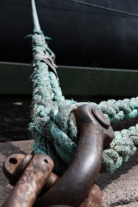 绳索在港口大船背景图片