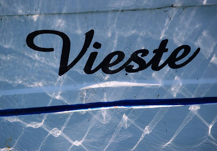 船上写着维斯特名字的细节背景图片