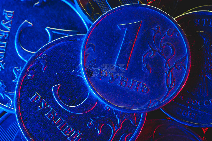 在蓝色红光的卢布硬币图片