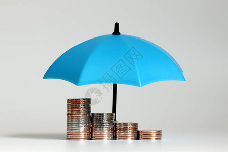 一堆硬币和打开的蓝色雨伞图片
