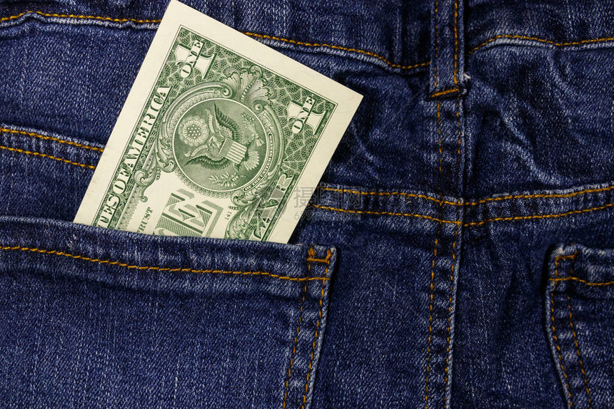 蓝色牛仔裤口袋里的一美元钞票图片