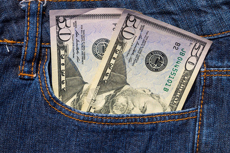 蓝色牛仔裤口袋里的五十美元钞票图片