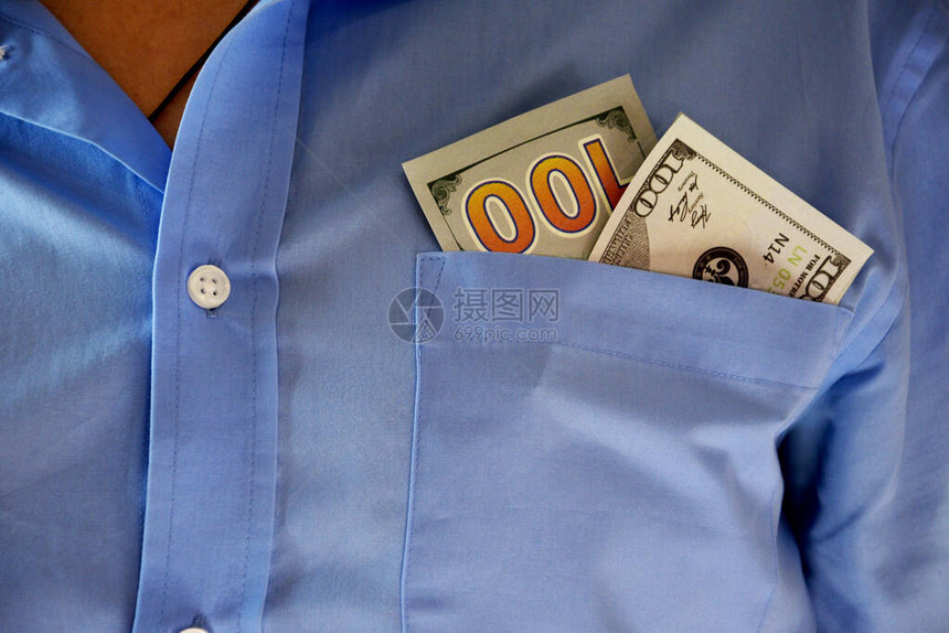 他把几块钱放在衬衫口袋里部分钞票可以从图片