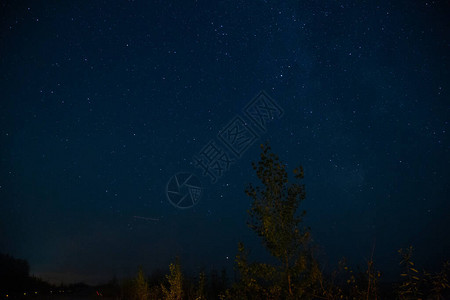 夏日夜晚蓝天与星的照片图片