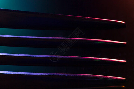 彩色照明微距拍摄中一个叉子的尖头图片