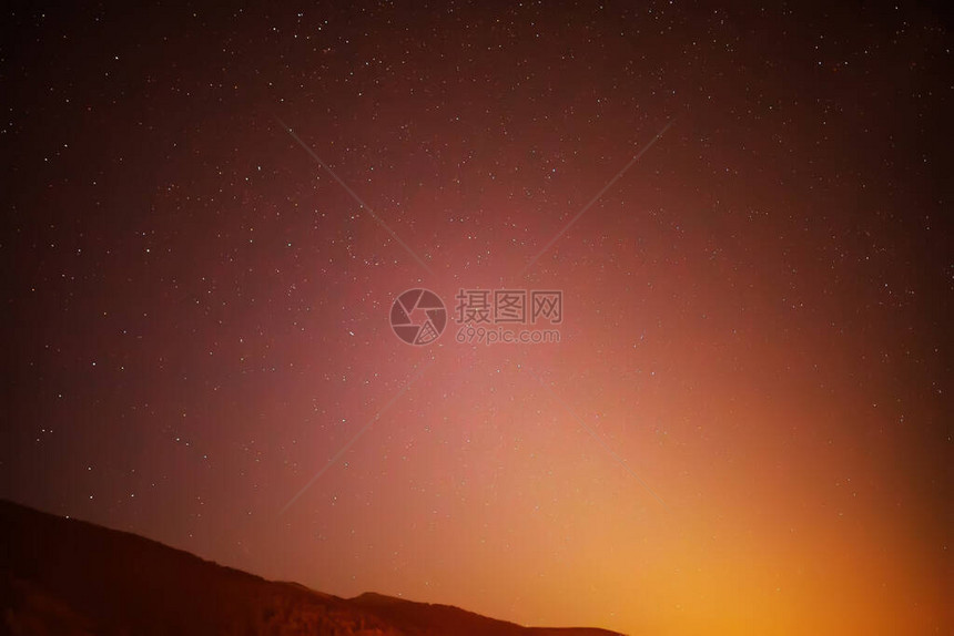 晚上在蒂罗尔阿卑斯山的星空月出在五颜六色的天空星图片