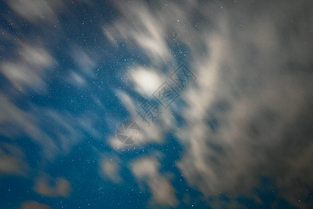 夜晚星空与长时间曝光的云图片