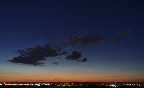 城市上空的夜空图片