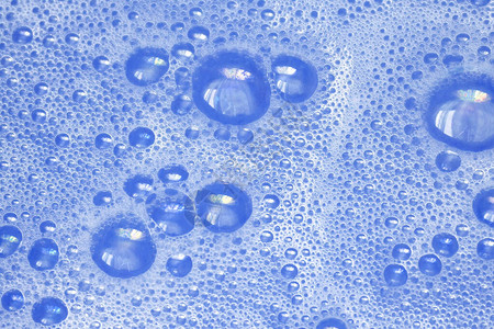 具有泡沫气泡背景的蓝水泡图片